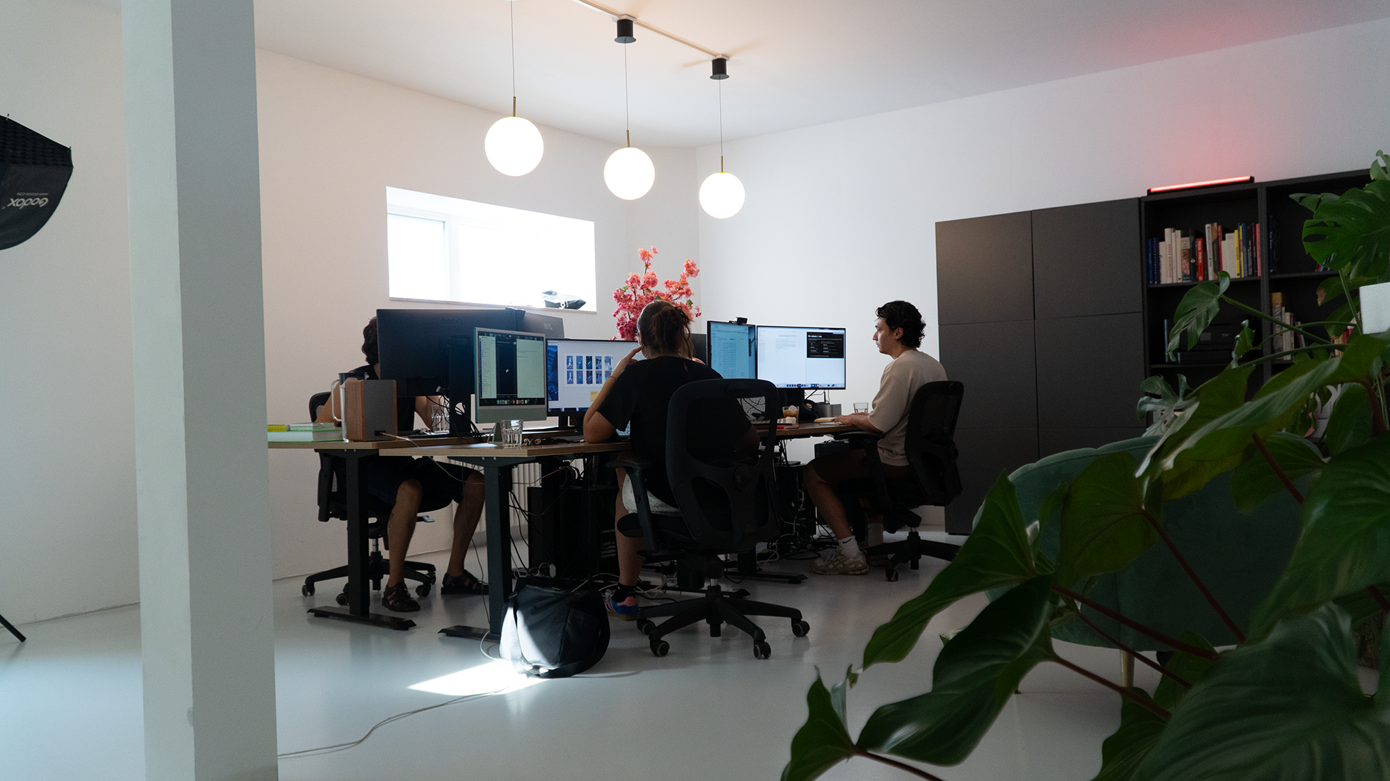 Het team van The Creators Hive aan het werk in de studio